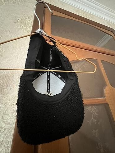 Baş geyimləri: Qışlıq papaq-kepka - Rəng: qara - Material: yumşaq boucle/tüklü parça — 4