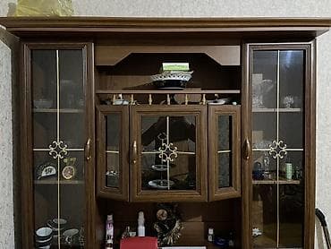 kicik şkaf: Şüşə qapılı və çekməcəli bu qəhvəyi rəngli vitrin, qab-qacaq və digər — 2