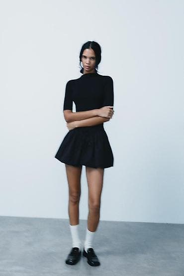 qara don modelleri: Qara mini don Zara - Dizayn: Yuxarı hissəsi bədənə oturan, yarımqol; — 2