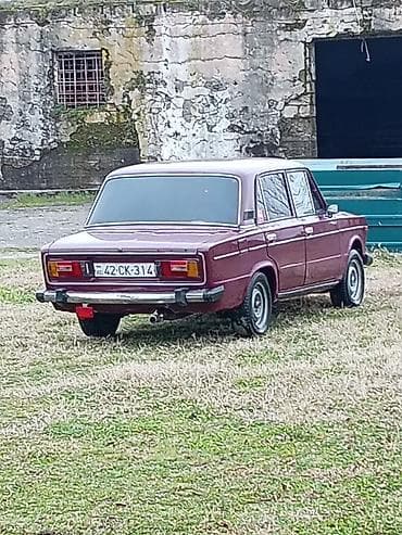 samara maşın: VAZ 2106, al-qırmızı rəngdə sedan. Klassik “altılıq” dizaynı, xrom — 3