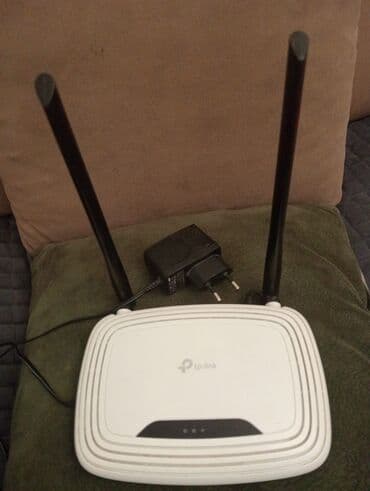 internet klubun icarəsi: Ağ rəngdə, iki antenalı TP-Link TL-WR841N(US) model simsiz router — 1