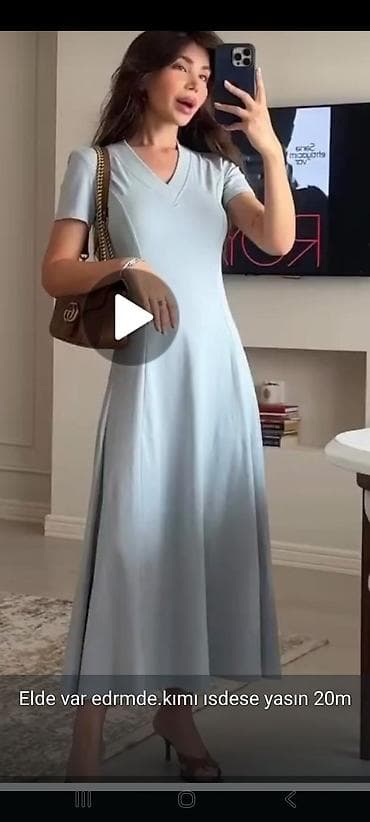 Mavi rəngdə, V-yaxa, qısa qollu, axıcı kəsimli uzun don. Yumşaq və