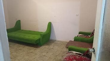 qarayevde ev: Evdə 3 otaq var .hər otaqda 1 nəfər qalır .2 nəfər otaq yoldaşı — 2