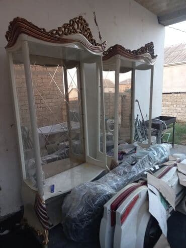 Zərif naxışlı qızılı bəzəkləri və güzgülü arxa panelləri olan ağ