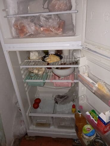 iki qapili soyuducu: İki kameralı ağ soyuducu - Üst hissədə dondurucu bölmə, aşağıda geniş — 2