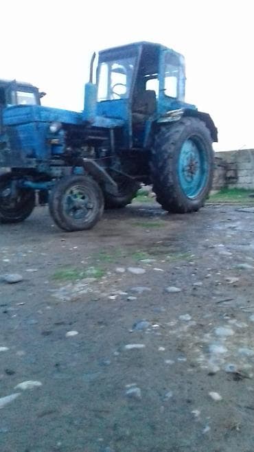 lada vaz priora: Mavi rəngli təkərli kənd təsərrüfatı traktoru. Xüsusiyyətlər: - — 2