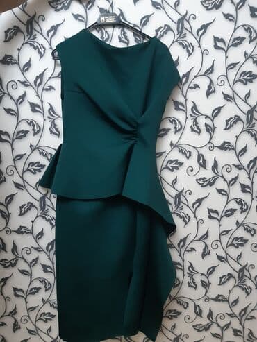 don ikisi bir yerdə: Qadın geyimləri – 2 paltar dəsti 1) Tünd yaşıl, asimmetrik kəsimli — 1