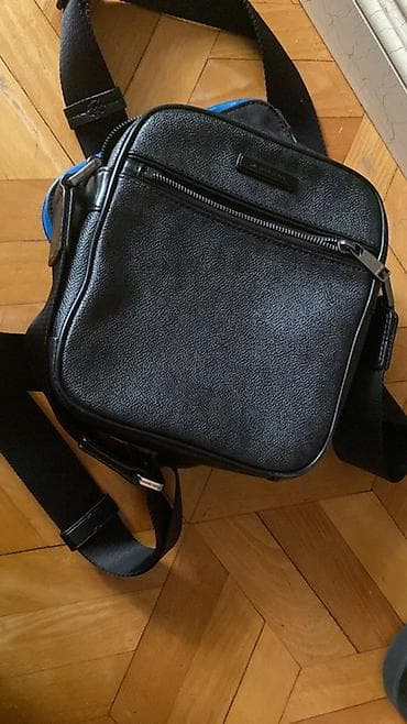 Kişi üçün çiyin çantası – klassik qara rəngdə, kompakt kvadrat forma lalafo.az -da Kişi üçün çiyin çantası – klassik qara rəngdə, kompakt kvadrat forma