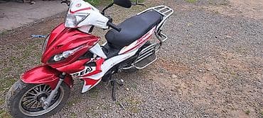 Skuter/moped – sport üslublu, qırmızı-ağ gövdə, “REPSOL” tipli qrafika