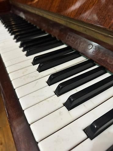 Musiqi alətləri: Tünd qəhvəyi rəngli, parlaq səthli "BEЛOРYСЬ" markalı pianino. Alət ağ — 3