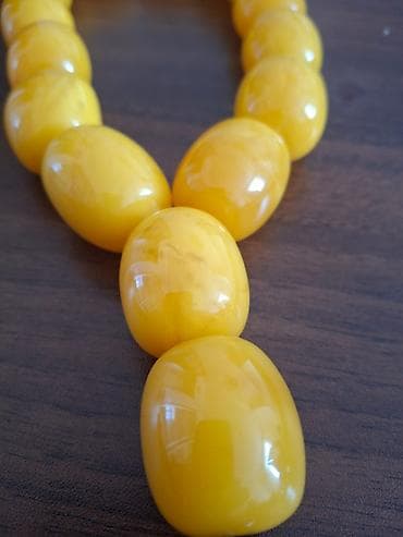 bujuterya: İri təsbeh – kəhrəbanın oxşarı (imitasiya), kəhrəba deyil. - Rəng — 2