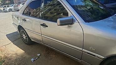 opel c: Mercedes-Benz C-Class: 1.8 l | 1998 il Sedan — 4