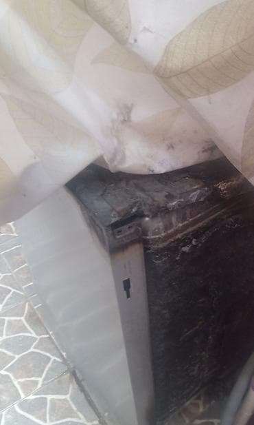 ev kinoteatiri: Məişət üçün qabyuyan maşın - Şlanq çıxışı və kabel keçidi yerləri — 1