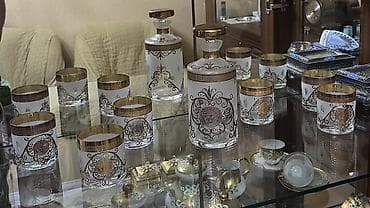 Zərif şüşə dekorativ içki dəsti - Komplekt: 2 ədəd qapaqlı karaf və