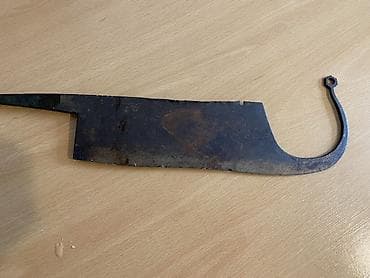 Süfrə ləvazimatları: Keçmisin qalin metaldan hazirlanmis qiyməkeşi və təzə biçaqlaridir — 4