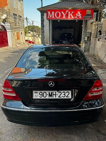 audi a6 2000: Mercedes-Benz C 240: 2.4 l | 2000 il Sedan — 5