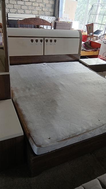 Divanlar: - Qırmızı rəngli, modern dizaynlı divan. Yumşaq toxumalı parça üzlük — 9