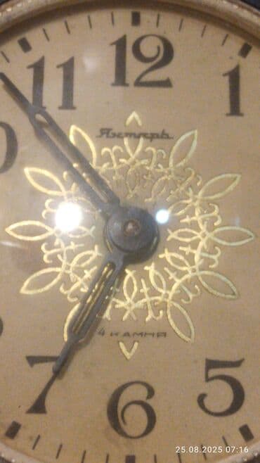 ayaq ustu saat: Kvadrat formalı, qara rəngli korpusu olan bu zəngli saat klassik — 2