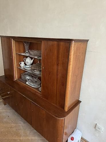 Şüşəli dolab vitrini