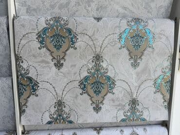 divar kagizlari dekor: Ağ rəngdə fonu olan divar kağızı, üzərində təkrar olunan bəzəkli — 1