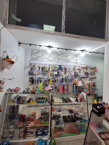 işlənmiş vitrinlər: Şüşə vitrinler, şkaf, asilqan panel ve polkalar satilir. normal — 1