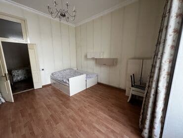 9 mkr kohne binalar: Mərkəzdə yerləşən küçə səviyyəli obyekt/menzil. Tarixi binanın birinci — 10