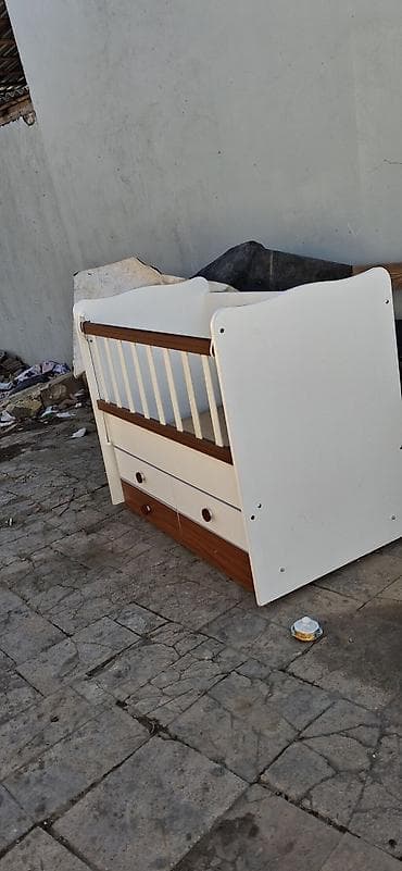 Beşiklər: Oğlan və qız üçün, İşlənmiş, Dördbucaq, Beşik, Dəstsiz, Matrassız, Yellənmə mexanizmsiz — 3