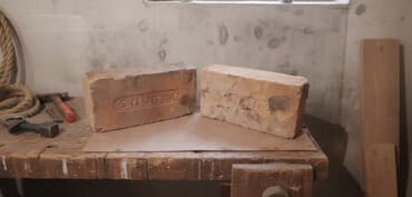 Məhsul: Kərpic (ştamplı, qalın ölçülü) Təsvir: - Şəkillərdə iki ədəd