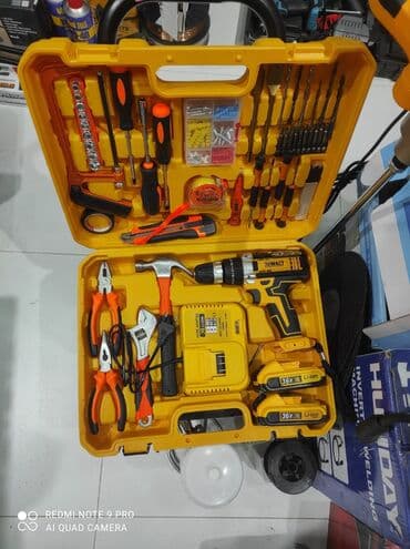 Sarı rəngli səyyar qutuda saxlanılan, müxtəlif əl alətləri və DeWalt