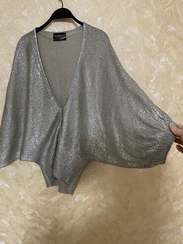 Кофта размер s можно одеть не застёгивая до размера хл