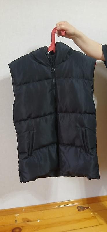 geyim modelleri: Qara kapüşonlu şişmə jilet - Rəng: qara - Model: kapüşonlu, qol­suz — 3