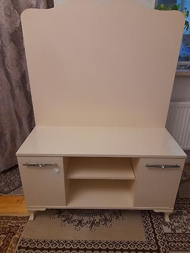 Otaq bitkiləri: Televizor altlığı. çox az işlənib.heç bir problemi yoxdur — 1