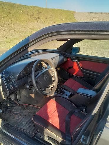 Mercedes-Benz C-Class: 2 l | 1996 il Sedan — 3