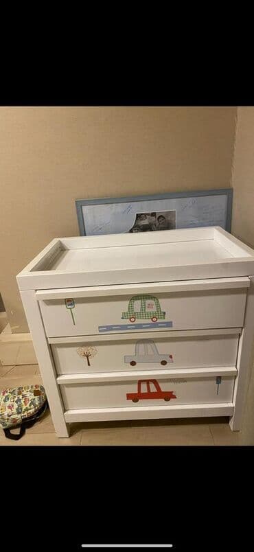 Alətlər: Bu, uşaqlar üçün nəzərdə tutulmuş ağ rəngli dəyişdirmə masasıdır. Üst — 1