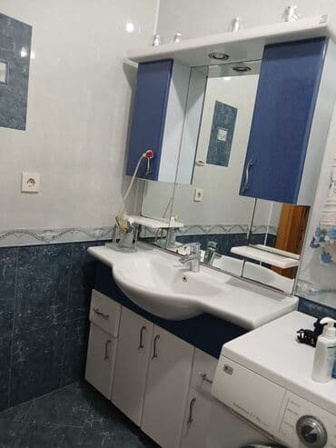 Duş başlıqları: Ağ rəngli keramika lavabo və aşağıda quraşdırılmış şkafları olan — 1