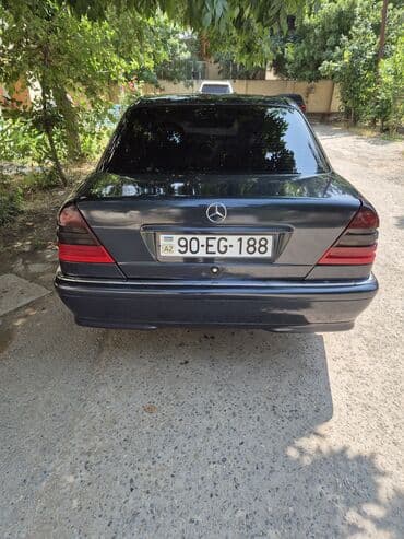 avtomat maşın: Qara rəngli, səliqəli Mercedes-Benz avtomobili. Avtomobil yaxşı — 2