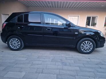 последующий выкуп авто бишкеке: Qara rəngdə olan Kia Rio avtomobili. Bu model şəhər daxilində rahat — 18