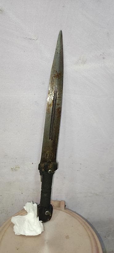 idman və hobbi: Kolleksiya üçün köhnə süngü-bıçaq - Gümüşü rəngli, iti uclu, iki — 1