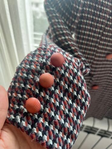 qadınlar üçün tvid jaketlər: Qadın tweed tərzli blazer - Rəng və naxış: tünd mavi, qırmızı və ağ — 2