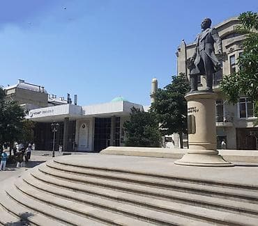 Mənzillər: Nizami Moll, Nizami metronun garşisinda arxitektur daş binadir — 2