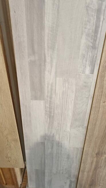 döşəmə taxtaları: Açıq boz rəngli laminat döşəmə taxtaları - Rəng/naxış: Açıq boz — 2