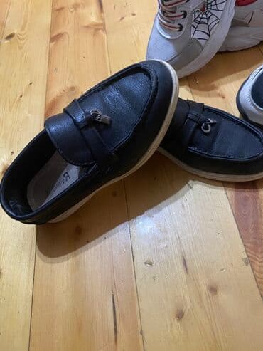 qebelend ters ev: Uşaq ayaqqabıları dəsti - Ağ idman ayaqqabısı: ağ üst, üç qara zolaq — 3