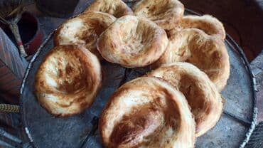 Bitkilər: Təndirdə işləmək üçün çörək qızardan tələb olunur. Gəncə təndiri — 4