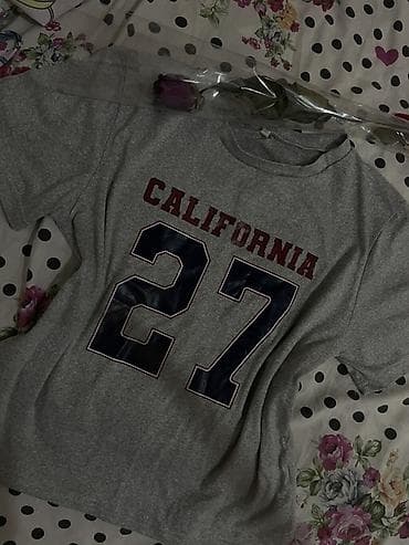 https smart ady az: Boz rəngli qısaqol köynək. Ön hissədə iri “CALIFORNIA” yazısı və 27 — 1