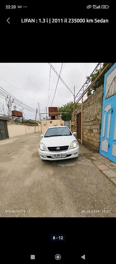 Ağ rəngli 4 qapılı sedan avtomobil. Xüsusiyyətlər: - Ban növü: Sedan