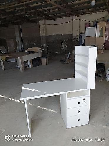 Dırnaq masasi - Masa: ağ rəngdə, L formalı geniş iş səthi. Sağ