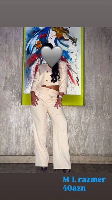 Qadın dəst – krem rəng • İki hissədən ibarət: qısa kəsimli, V-yaxa