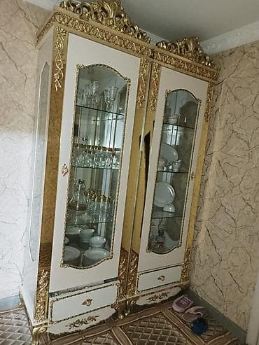 Şüşəli dolab vitrini