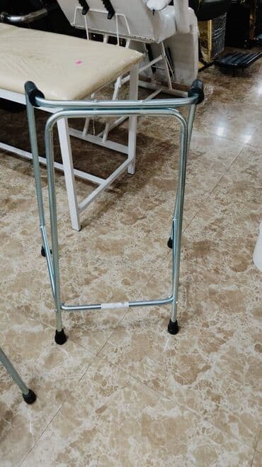 Yerimək üçün arabalar, çəliklər, əsalar, rollatorlar: Xeste yurutkeci volker xadnok esa yerimek ucun esa yeni mehsul  — 1