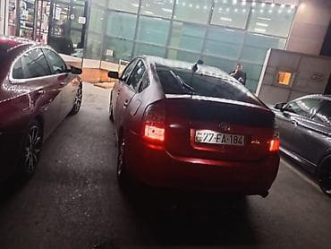 qalmaq şərti ilə prius: Toyota Prius hibrid hetçbek, qırmızı rəng. - Kuzov: 5 qapı — 2